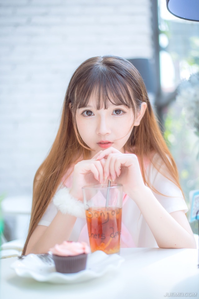 “我一个外来人都能知道，那江东俊杰，想必也能知道这点，若他们能够视线知道我今天会来这里，是个除掉我的好机会。”陈到今天的话似乎特别多。